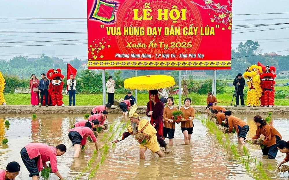 Lễ hội Vua Hùng dạy dân cấy lúa diễn ra ngày 12/2