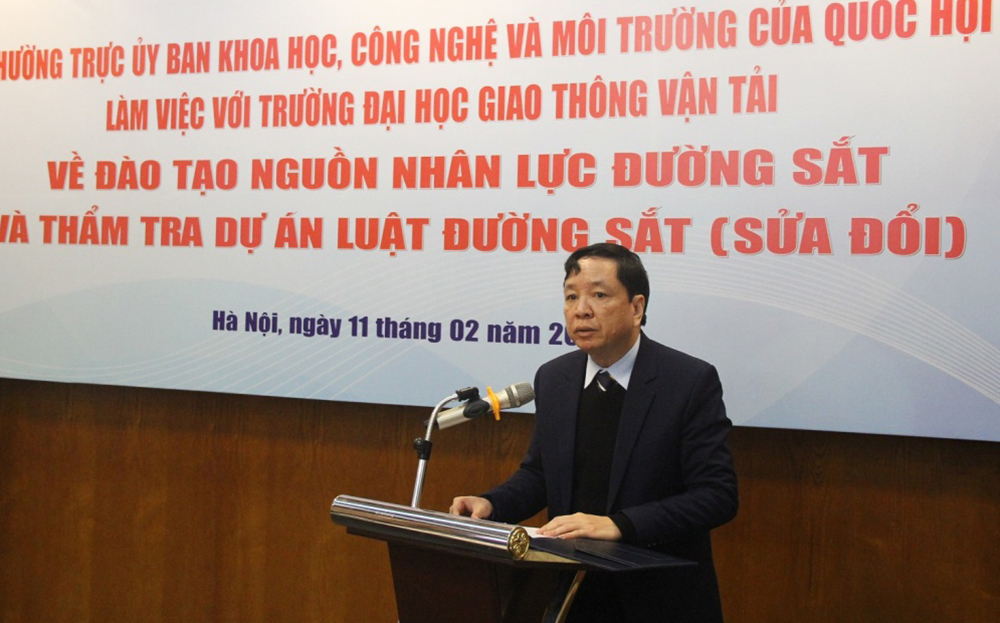 PGS.TS Nguyễn Văn Hùng, Hiệu trưởng trường Đại học Giao thông vận tải, phát biểu tại buổi làm việc ngày 11/2. Ảnh: Nhà trường cung cấp