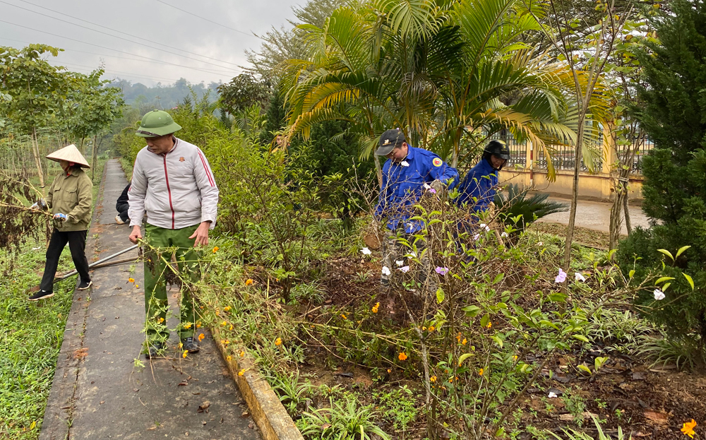 Lãnh đạo Chi bộ và các CCB thôn 8, xã Minh Quán, huyện Trấn Yên vệ sinh cảnh quan tuyến đường do Chi hội CCB thôn tự quản.