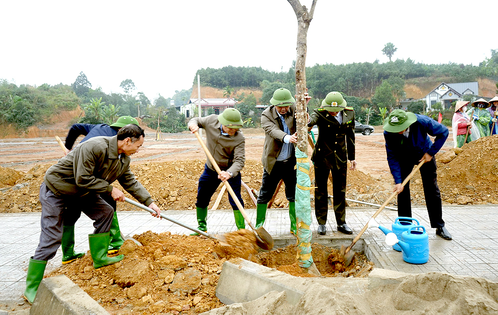 Lãnh đạo huyện Trấn Yên hưởng ứng ra quân tết trồng cây đầu xuân 2025.