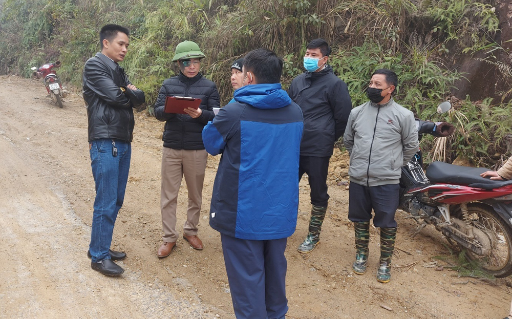 Lãnh đạo huyện Trạm Tấu kiểm tra tiến độ giải phóng mặt bằng đường nối quốc lộ 32 với tỉnh lộ 174.