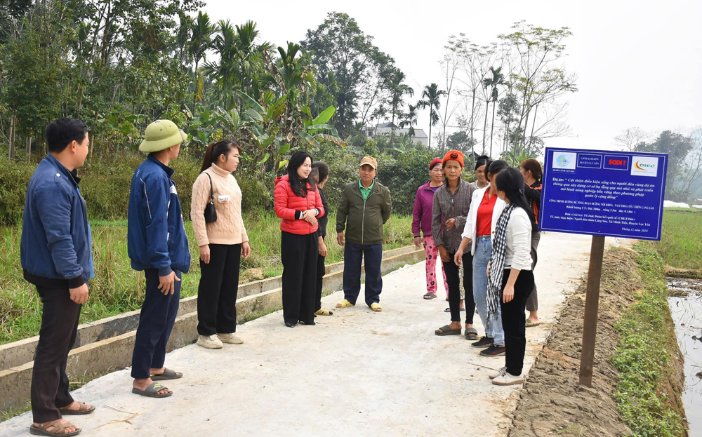 Người dân thôn Làng São, xã Minh Tiến kiên cố hóa đường giao thông xây dựng nông thôn mới.