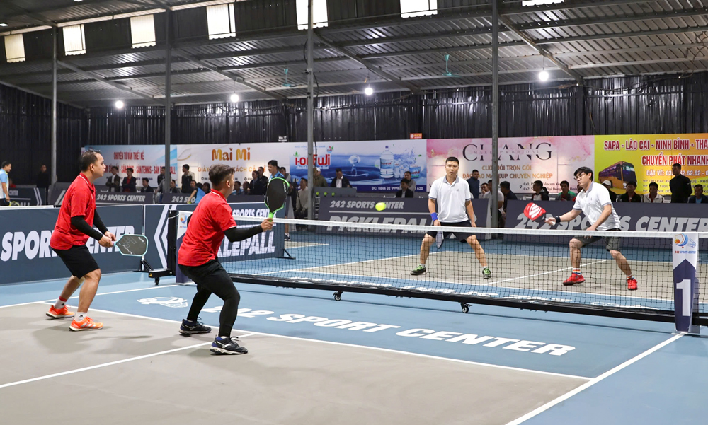 Đông đảo người dân thành phố Yên Bái tham gia luyện tập môn Pickleball.