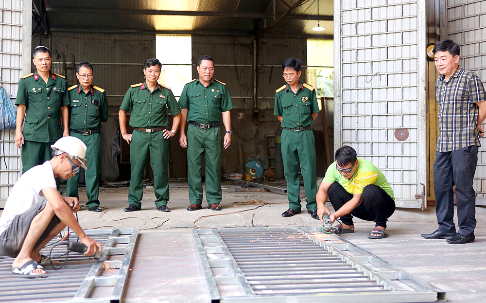 Lãnh đạo Hội CCB thành phố Yên Bái tham quan cơ sở sản xuất cơ khí của CCB Nguyễn Tiến Dũng ở tổ dân phố Nam Thọ, phường Nam Cường.