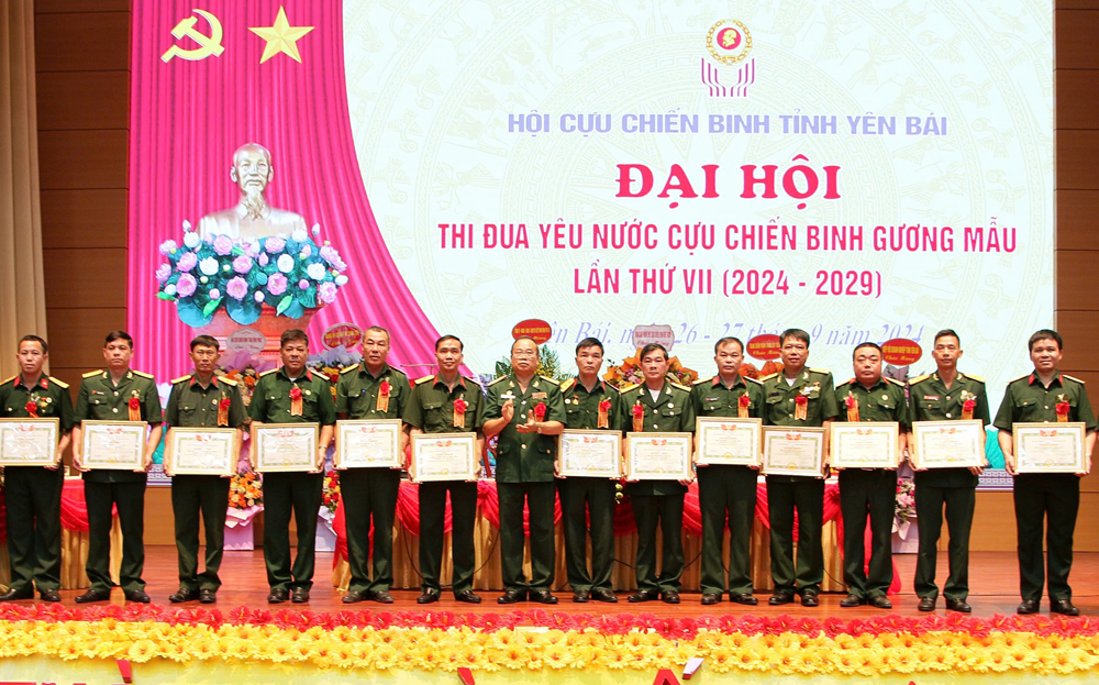 Lãnh đạo Hội Cựu chiến binh tỉnh trao bằng khen cho các tập thể, cá nhân CCB có thành tích xuất sắc trong phong trào thi đua yêu nước CCB gương mẫu.