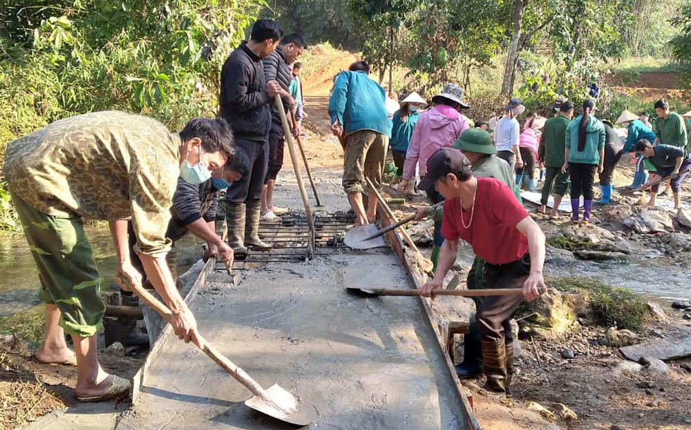 Nhân dân xã Tân Phượng, huyện Lục Yên chung sức làm đường giao thông nông thôn.