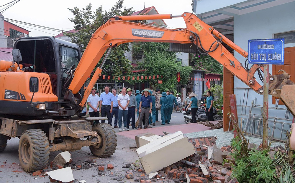 Nhờ làm tốt công tác vận động, thuyết phục, người dân thị trấn Mậu A, huyện Văn Yên đã chủ động hiến đất mở đường xây dựng nông thôn mới nâng cao, kiểu mẫu.