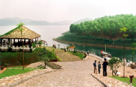 Một góc Khu du lịch Tân Hương (hồ Thác Bà).
