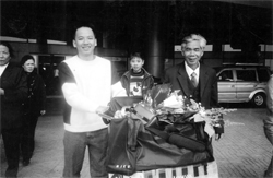 Bố con Nguyễn Công Chính tại sân bay Nội Bài trong ngày đón Chính trở về nước sau những năm du học ở Úc.
