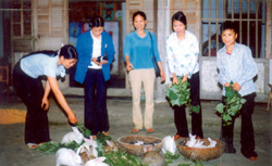 Chị em phụ nữ thôn Kéo Quạng tham quan đàn thỏ giống của gia đình chị Hoàng Thị Mạng.