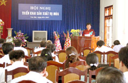 Đồng chí Nguyễn Văn Bình - Phó chủ tịch UBND tỉnh phát biểu chỉ đạo hội nghị.