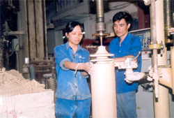 Tạo hình sứ chuỗi xuất khẩu ở Cng ty cổ phần sứ kỹ thuật Hoàng Liên Sơn.

