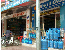 Gas được bày bán cùng các mặt hàng khác.
