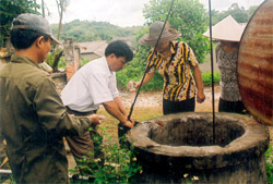Cán bộ Sở Tài nguyên - Môi trường kiểm tra mẫu nước khu vực bị ô nhiễm.