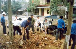 Đoàn viên thanh niên huyện Trấn Yên tình nguyện dọn hành lang giao thông, giữ gìn vệ sinh môi trường.
(Ảnh: Nguyễn Trung Tín)