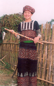 Thiếu nữ dân tộc Xa Phó (Châu Quế Thượng - Văn Yên) với cây sáo mũi. (Ảnh: Tuấn Anh)