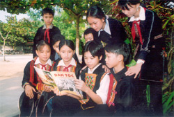 Học sinh Trường phổ thông Dân tộc nội trú Lục Yên đọc báo 