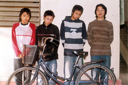 4 đối tượng trộm cắp xe đạp tại cửa Bưu điện tỉnh và chiếc xe đạp tang vật trong một vụ án bị công an bắt giữ. (Ảnh: Nguyễn Chí Dân)

