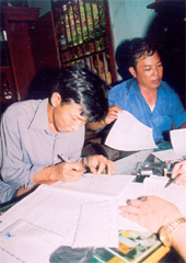 Đối tượng Nguyễn Minh Kha ký biên bản bắt giữ.