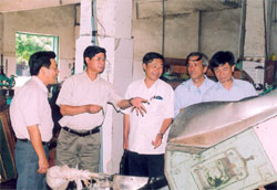 Đồng chí Hoàng Xuân Lộc thăm dây chuyền chế biến chè xanh của Công ty cổ phần Chè Trần Phú.