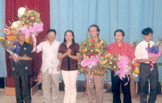 Đồng chí Hoàng Thị Hạnh - Phó chủ tịch UBND tỉnh tặng hoa Hội đồng giám khảo của Liên hoan.