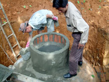 Cán bộ khuyến nông Yên Bình kiểm tra tiến độ thi công hầm khí bioga tại xã Vĩnh Kiên.
