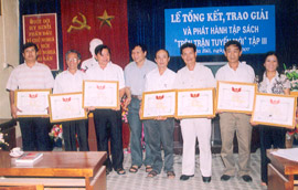 Đồng chí Dương Soái - Chủ tịch Hội VHNT trao giấy khen cho các tác giả đoạt giải.