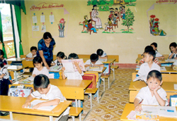 Giờ học tiếng Việt của các em học sinh Trường tiểu học Nam Cường (TP Yên Bái). (Ảnh: Tô Anh Hải)

