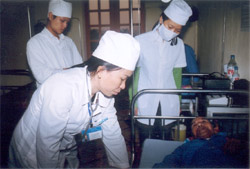 Khám chữa bệnh cho bệnh nhân bảo hiểm y tế tự nguyện ở Bệnh viện đa khoa thành phố Yên Bái.

