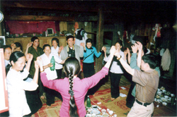ến Làng văn hóa Ao Luông, xã Sơn A (Văn Chấn) khách du lịch sẽ được thưởng thức các món ăn đặc sản dân tộc và cùng vui múa hát.