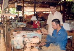 HTX sản xuất kinh doanh mộc dân dụng - thủ công mỹ nghệ Hội Cựu chiến binh Văn Chấn thu hút đông đảo con em cựu chiến binh vào làm việc.


