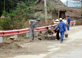 Sửa chữa hộ lan đường liên xã ở xã Tân Hợp (Văn Yên). (Ảnh: Tuấn Anh)