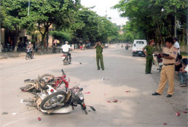 Hiện trường vụ tai nạn nghiêm trọng ngày 17/7/2007 trên đường Yên Ninh, đoạn phía trước cổng Trường THPT Nguyễn Huệ (TP Yên Bái).
(Ảnh: Nguyễn Viết Tôn)

