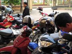 Từ 1/9/2007, tất cả cán bộ, CNVC, lực lượng vũ trang tỉnh Yên Bái thực hiện đội mũ bảo hiểm khi đi mô tô, xe máy. (Ảnh Thanh Hương)