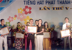 Đồng chí Phạm Thị Thanh Trà - Trưởng ban Tuyên giáo Tỉnh ủy trao giải Nhất cho thí sinh tại Liên hoan Tiếng hát PT-TH Yên Bái lần thứ V năm 2007. (Ảnh: Ngọc Sơn)

