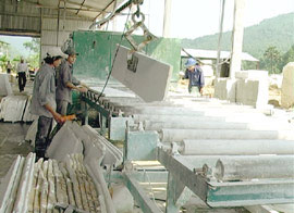 Khai thác và sản xuất đá trắng ở Công ty Hùng Đại Dương (Lục Yên).