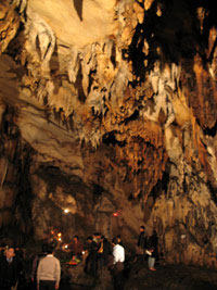 Nhũ đá trong hang Chùa São - một điểm du lịch ngày càng thu hút nhiều khách tham quan của Lục Yên.
(Ảnh: Thành Trung)
