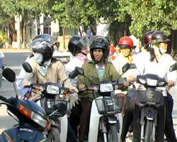 Từ 1/9, tất cả mọi người phải đội mũ bảo hiểm khi đi mô tô, xe máy trên tất cả các tuyến đường.