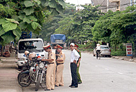 Xử lý nghiêm người tham gia giao thông không đội mũ bảo hiểm trên địa bàn tỉnh Yên Bái.