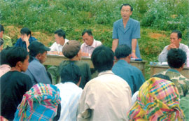Đồng chí Hà Chí Họp - Bí thư Huyện ủy Trạm Tấu chủ trì cuộc họp dân ở thôn Háng Tàu kiểm điểm việc phá rừng phòng hộ đầu nguồn.

