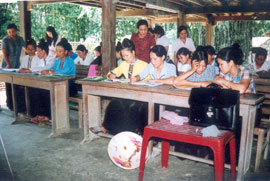 Phụ nữ xã Nghĩa Lợi tham gia lớp học xóa mù chữ do Hội Phụ nữ thị xã Nghĩa Lộ tổ chức.