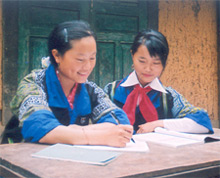 Hai chị em Vàng Thị Lỳ và Vàng Thị Mẩy tự học tại nhà sau giờ chính khóa.