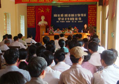 Đoàn đại biểu Quốc hội khoá XII của tỉnh tiếp xúc cử tri tại huyện Văn Yên.