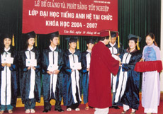 Lễ bế giảng và phát bằng tốt nghiệp cho các học viên lớp đại học tiếng Anh hệ tại chức, khóa học 2004 - 2007.