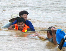 Cứu người trong mưa bão.