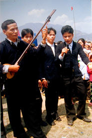 Các chàng trai Thái đang hát trên 
đường vào Hạn Khuống trong Hội Lồng Tồng, Rằm tháng Giêng xã Tú Lệ - Văn Chấn.  (Ảnh: Thế  Sinh)
