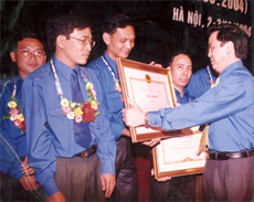 Hứa Văn Giáp nhận Bằng khen của Thủ tướng Chính phủ năm 2004.