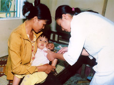 Tiêm chủng cho trẻ em tại xã vùng cao Nậm Búng, huyện Văn Chấn.
