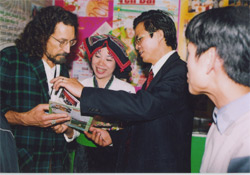 Khách nước ngoài thăm quan và tìm hiểu báo chí Yên Bái tại Hội báo Xuân năm 2005.