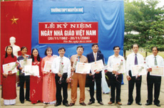 Các thầy, cô giáo Trường THPT Nguyễn Huệ nhận kỷ niệm chương Vì sự nghiệp giáo dục.